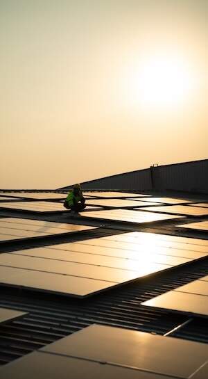 installateur op dak met zonnepanelen